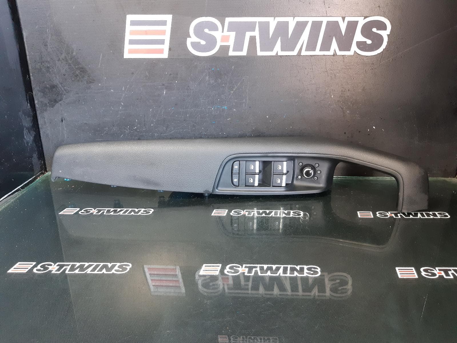 Used auto part listing image: 2016 AUDI Q7 PWR DR WIND SWITCH RH FRONT (MASTER SWITCH), 4M, 09/15- 0000264076
