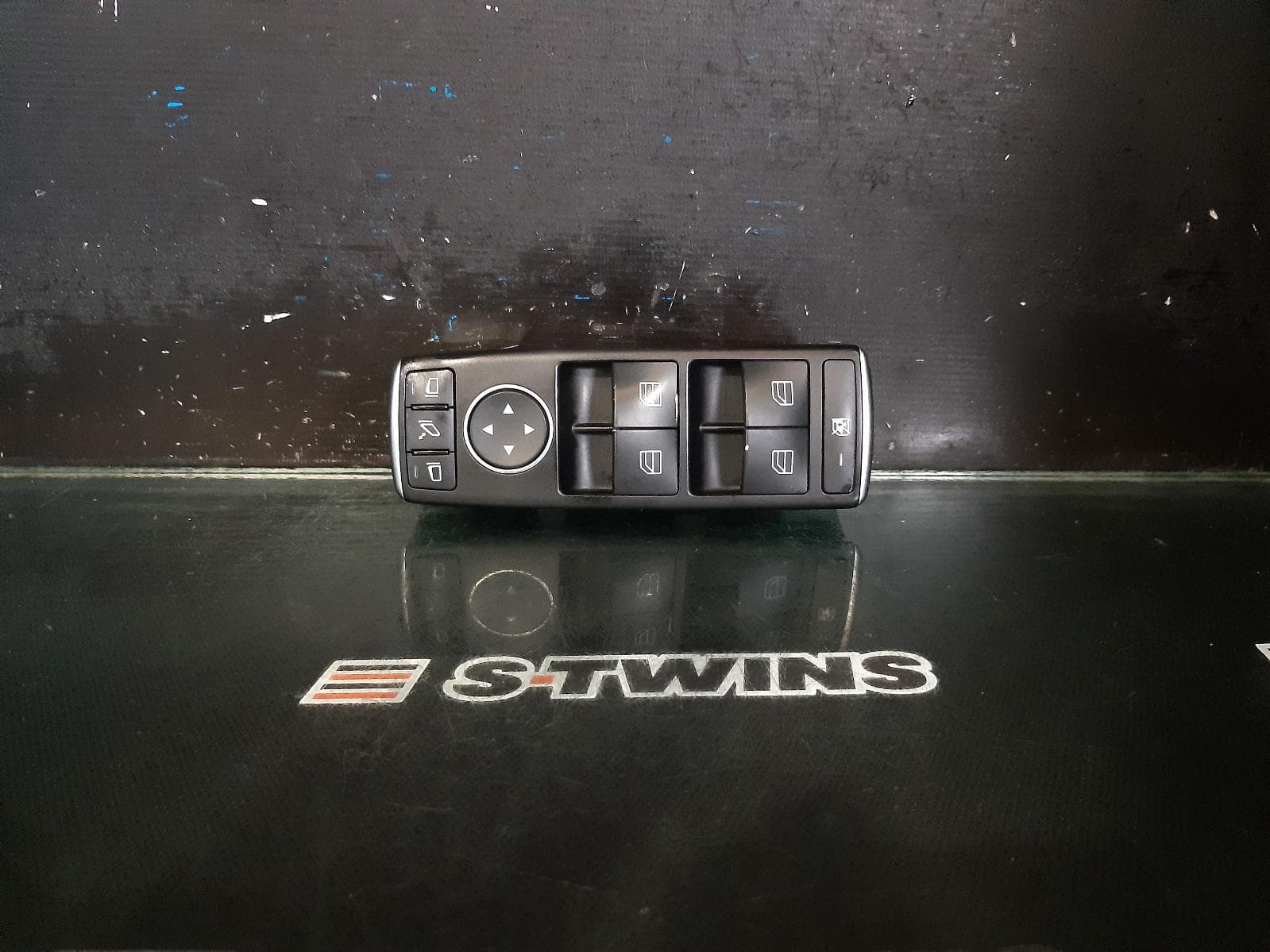 Used auto part listing image: 2013 MERCEDES E CLASS PWR DR WIND SWITCH RH FRONT (MASTER SWITCH), SEDAN, W212, 07/09-05/16 0000277066