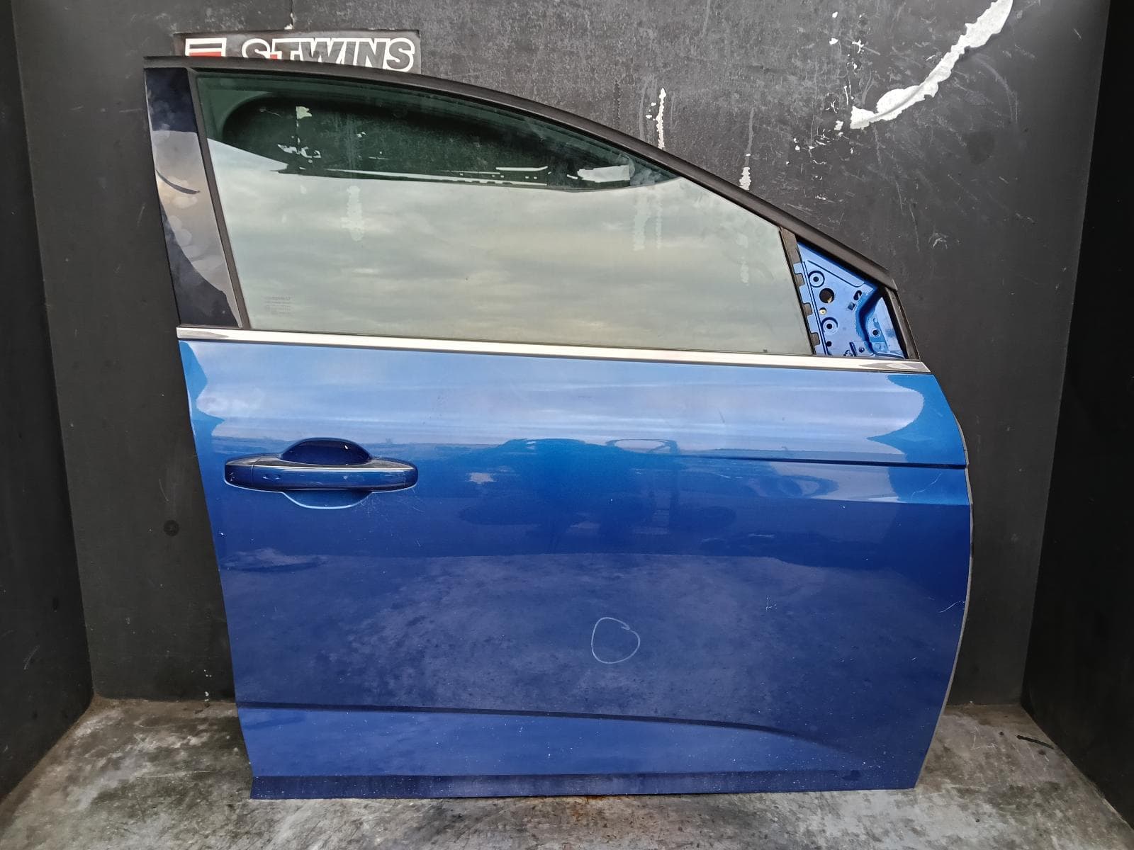 Used auto part listing image: 2017 RENAULT MEGANE RIGHT FRONT DOOR BFB/KFB, HATCH/WAGON, 06/16-02/20 0000409360