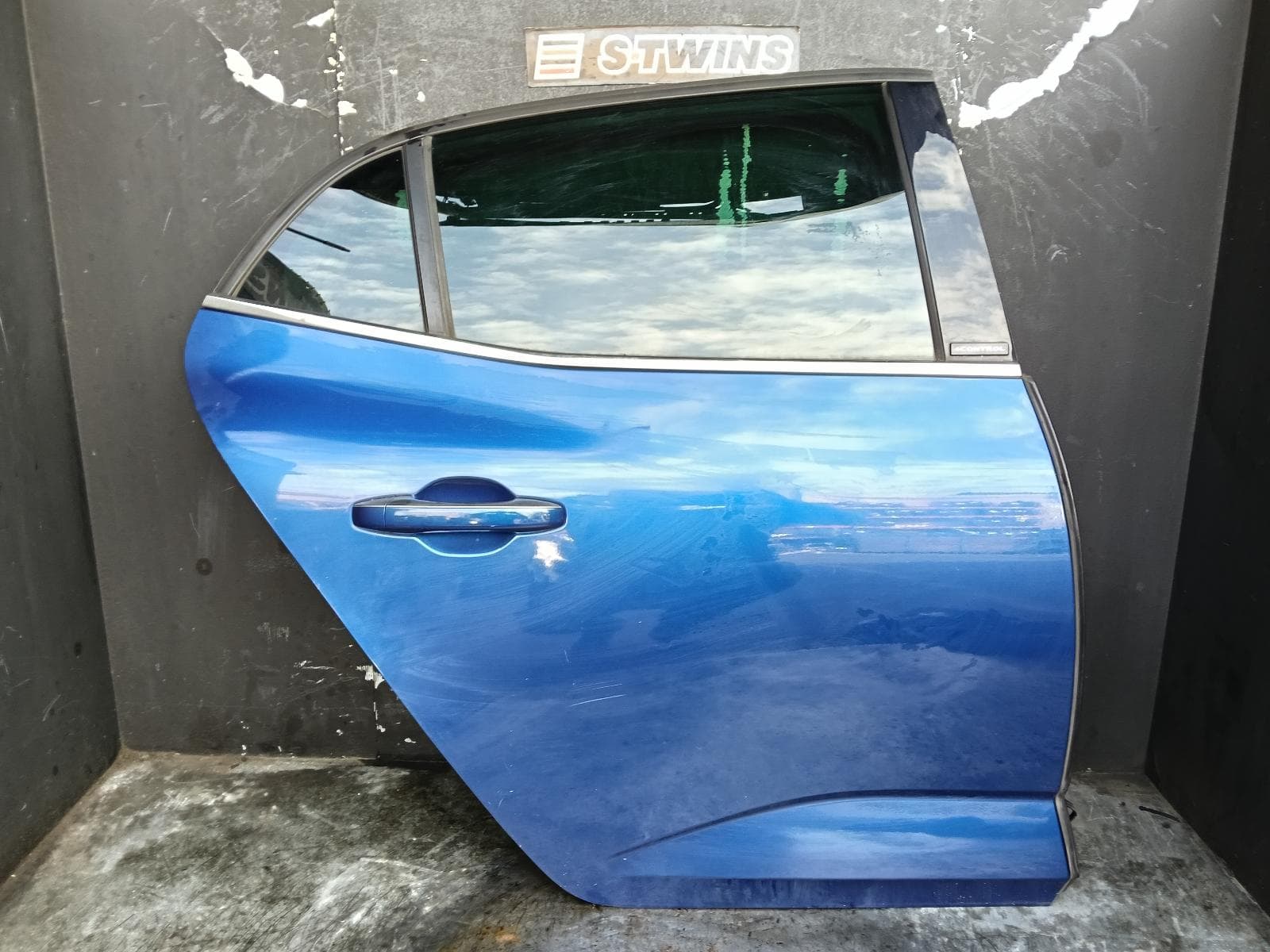 Used auto part listing image: 2017 RENAULT MEGANE RIGHT REAR DOOR SLIDING BFB, HATCH, 06/16-02/20 0000409358