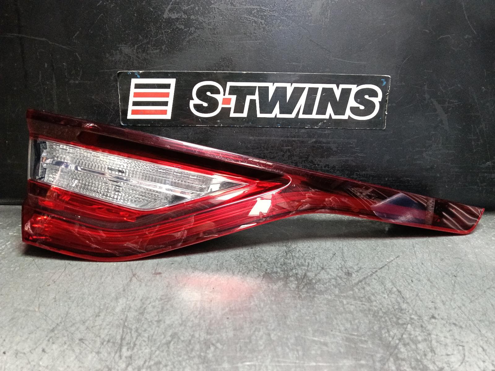 Used auto part listing image: 2019 RENAULT MEGANE REAR GARNISH TAILGATE LAMP (LH SIDE), BFB, RS GEN 4, 07/18-12/20 0000405117