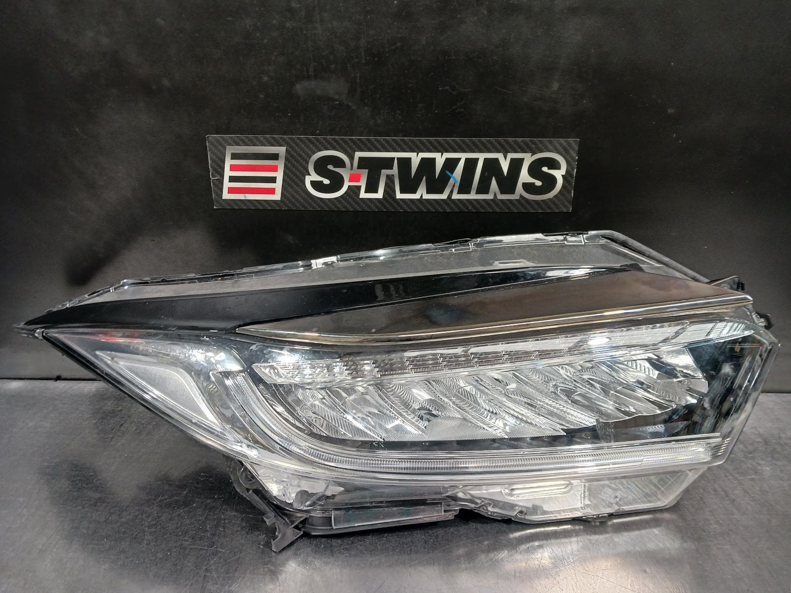 Used auto part listing image: 2019 HONDA HRV RIGHT HEADLAMP RU5, VTi-S/RS/VTi-LX, LED TYPE, 07/18-10/21 0000240446