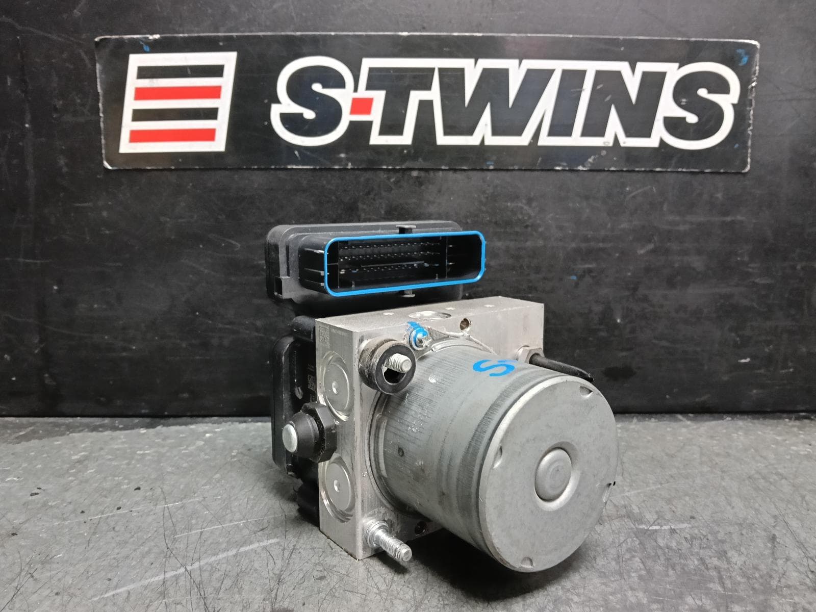 Used auto part listing image: 2022 MERCEDES GLB CLASS ABS PUMP MODULATOR X247, 12/19-05/26 0000410030