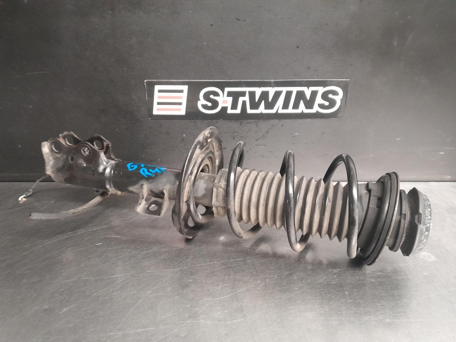 Used auto part listing image: 2020 TOYOTA YARIS RIGHT FRONT STRUT XP210 SERIES, NON HEV, 04/20-12/23 0000276387