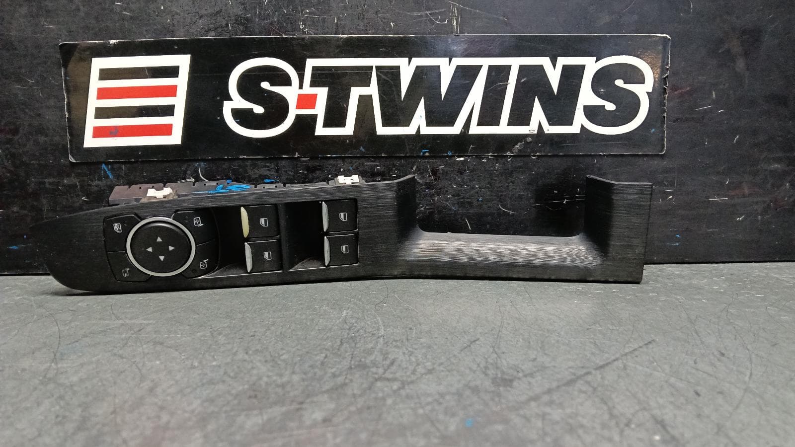Used auto part listing image: 2021 FORD ESCAPE PWR DR WIND SWITCH RH FRONT (MASTER SWITCH), NON MEMORY TYPE, ZH, 06/20- 0000402147