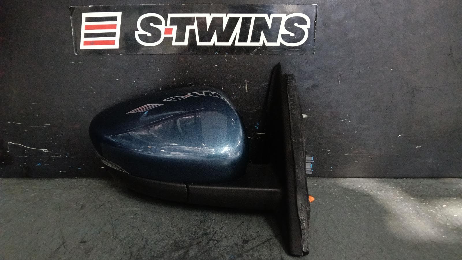 Used auto part listing image: 2021 FORD ESCAPE RIGHT DOOR MIRROR POWER FOLD, HEATED, W/ PUDDLE LAMP, NON MEMORY TYPE, ZH, 06/20- 0000402148