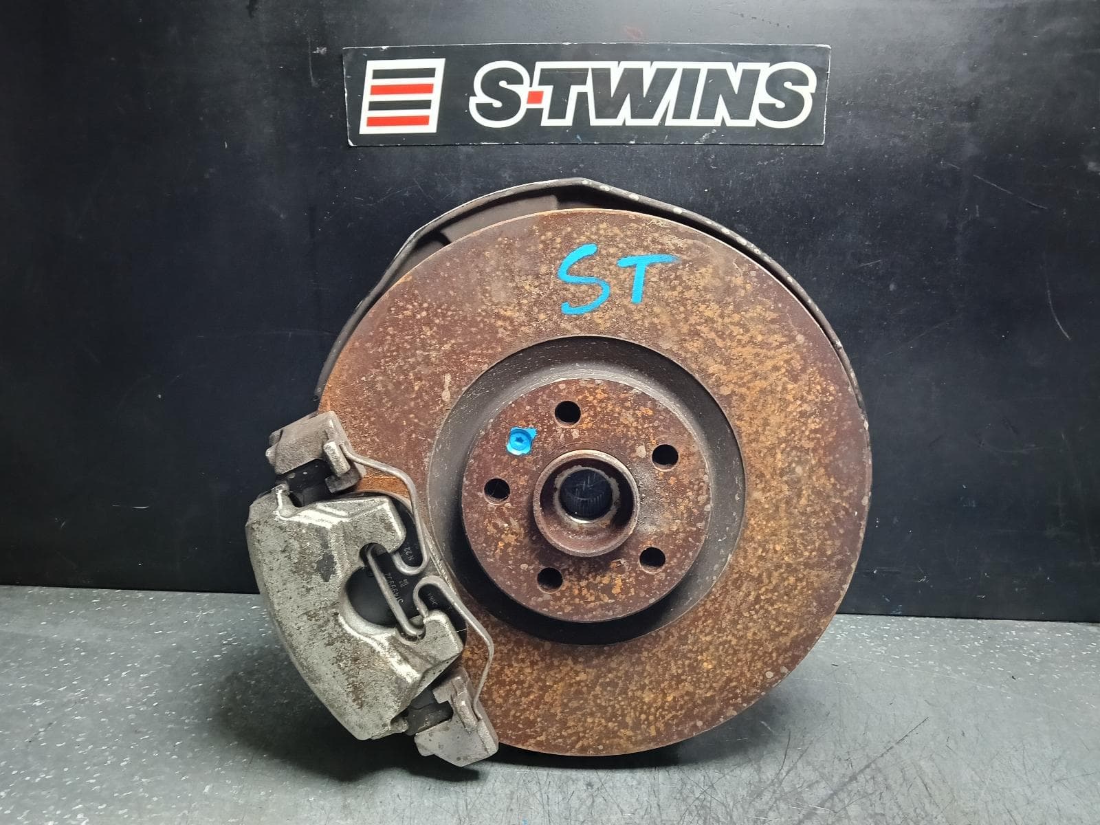 Used auto part listing image: 2023 POLESTAR 2 RIGHT FRONT HUB ASSEMBLY 534, 08/21- 0000386729