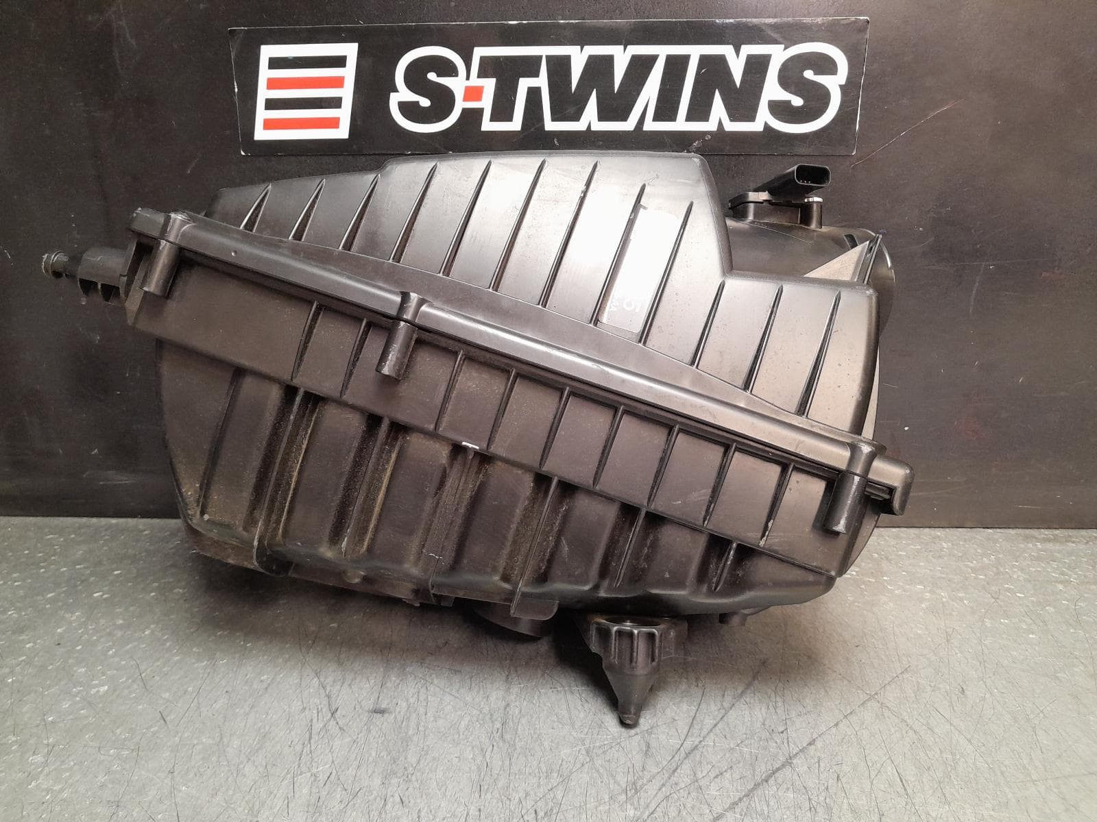 Used auto part listing image: 2017 LAND ROVER RANGEROVER AIR CLEANER BOX AIR CLEANER, L405, 4.4, SDV8, LH SIDE, DIESEL, 01/13- 0000370949