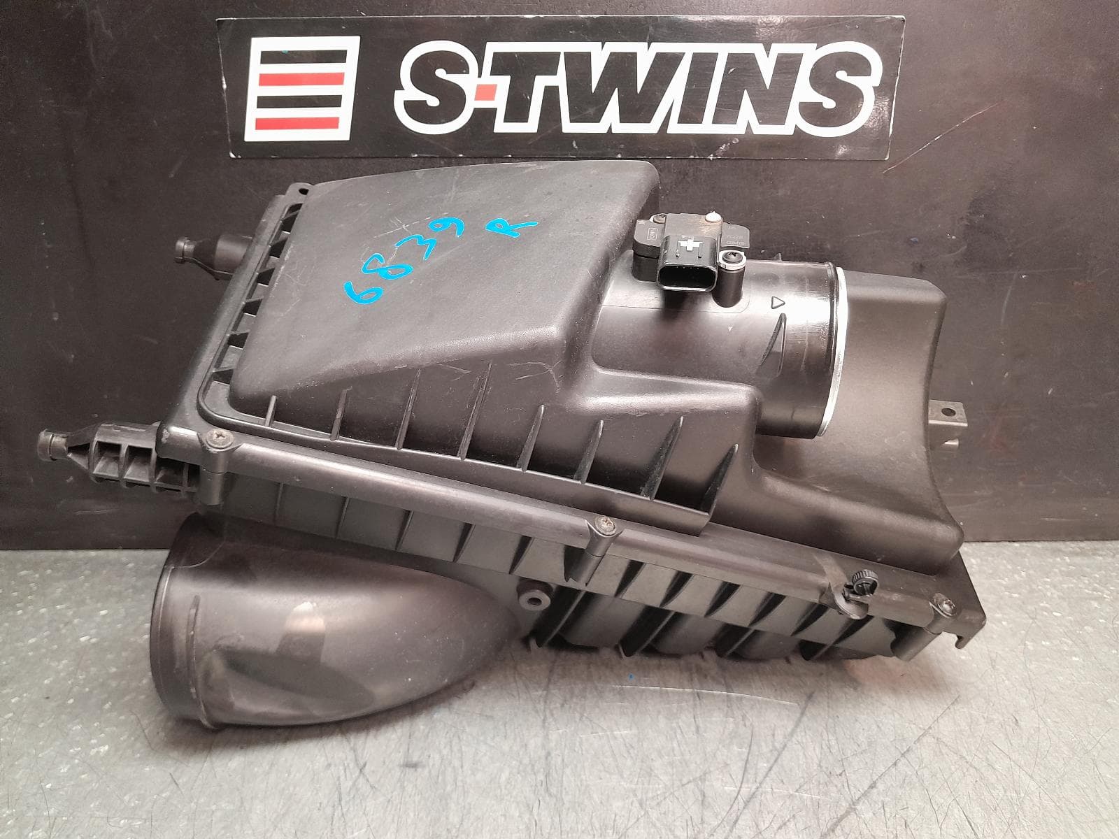 Used auto part listing image: 2017 LAND ROVER RANGEROVER AIR CLEANER BOX AIR CLEANER, L405, 4.4, SDV8, RH SIDE, DIESEL, 01/13-12/21 0000370950
