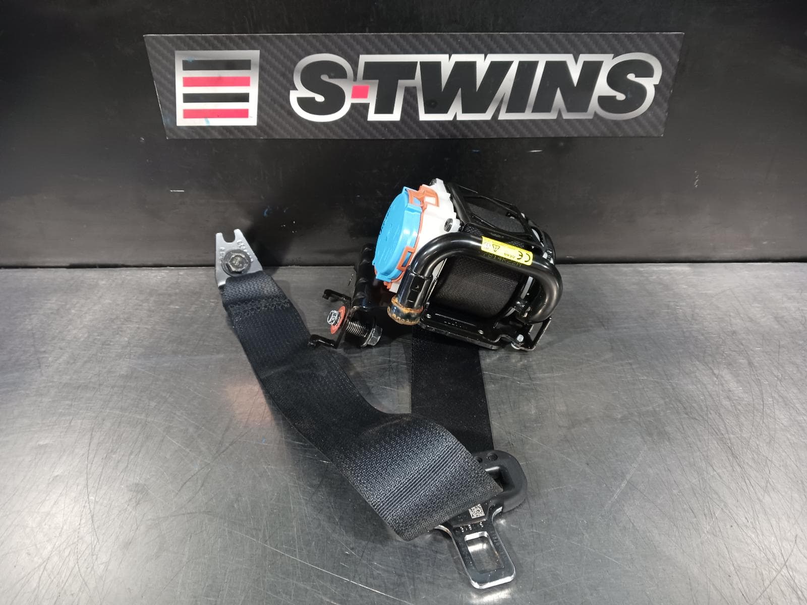 Used auto part listing image: 2017 HYUNDAI KONA SEAT BELT STALK RH FRONT, SEAT BELT ONLY, PRETENSIONER TYPE, OS, 09/17-07/23 0000215214