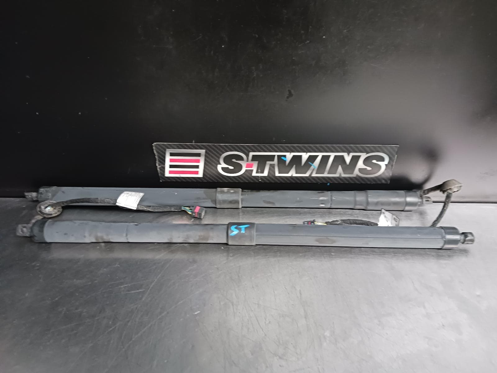 Used auto part listing image: 2020 VOLVO XC60 HATCH STRUT TAILGATE STRUTS (PAIR), GEN 2, 05/17- 0000249152
