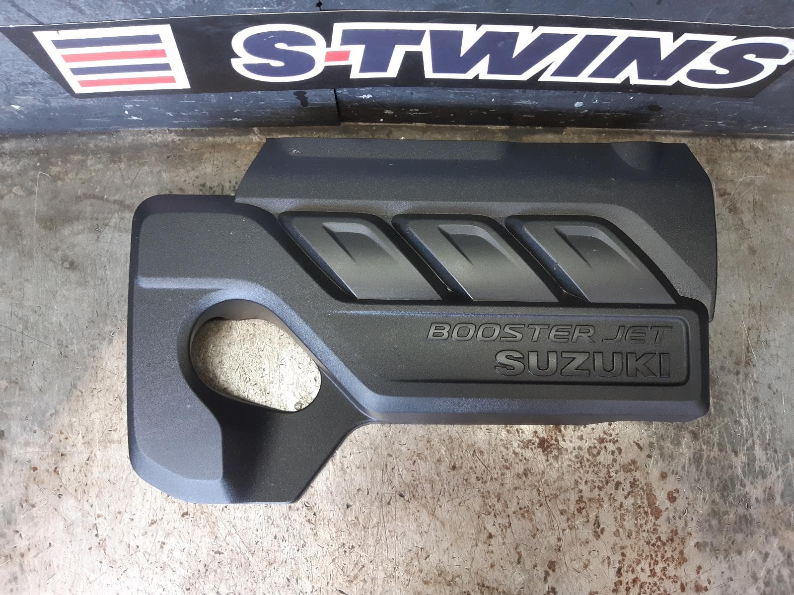 Used auto part listing image: 2020 SUZUKI SWIFT ENGINE COVER AZ, 04/17-03/25 0000260478