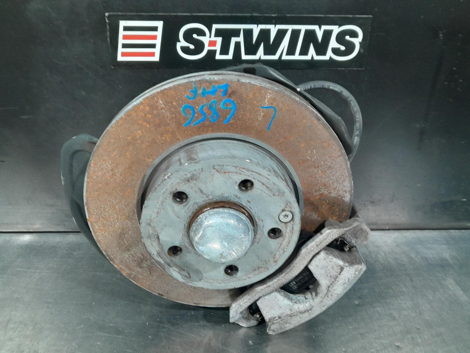 Used auto part listing image: 2013 MERCEDES C CLASS LEFT FRONT HUB ASSEMBLY W204/S204/C204, NON AMG, 07/07-01/15 0000286821