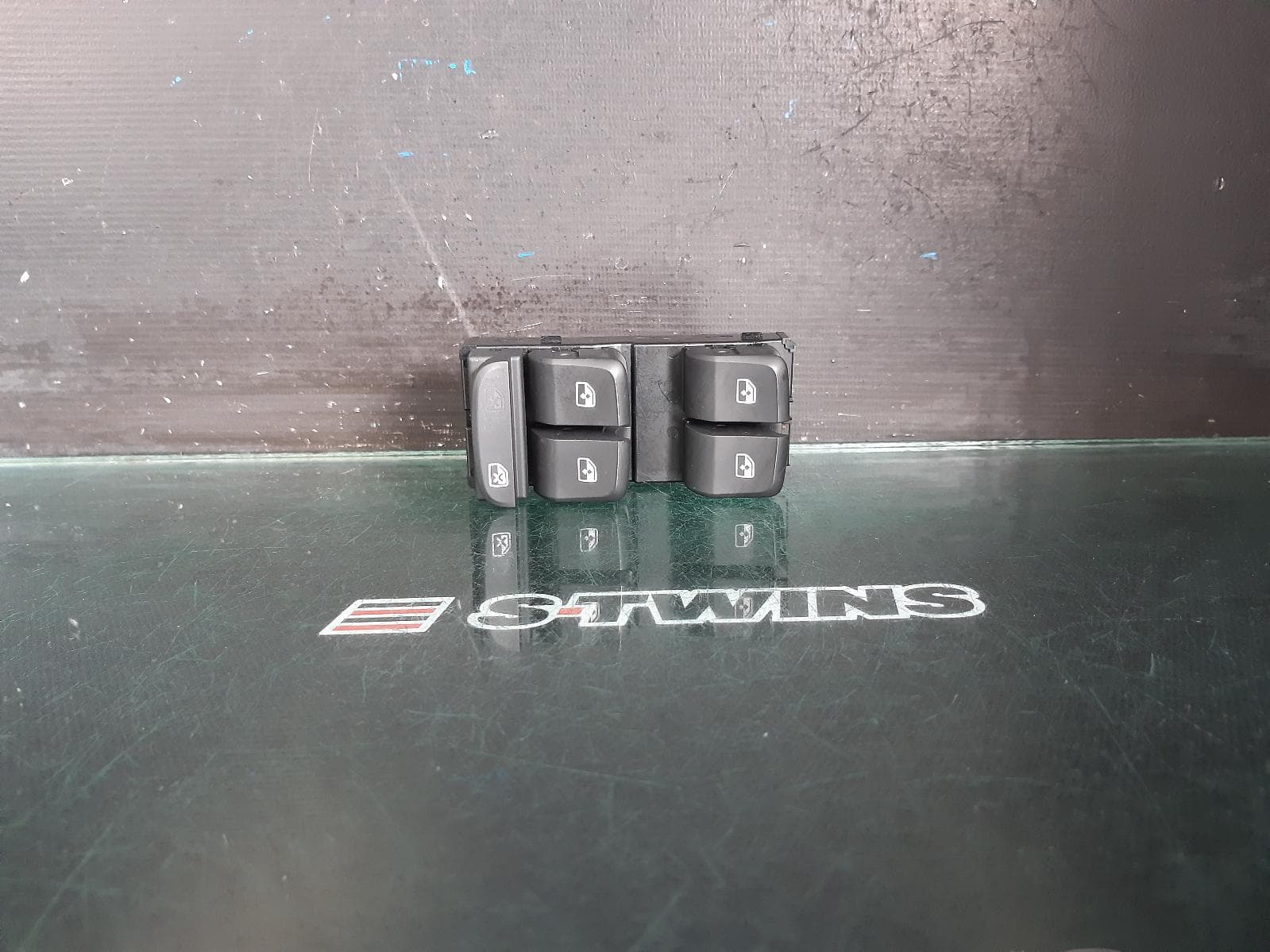 Used auto part listing image: 2018 AUDI Q2 PWR DR WIND SWITCH RH FRONT (MASTER SWITCH), GA, 10/16-01/21 0000257035