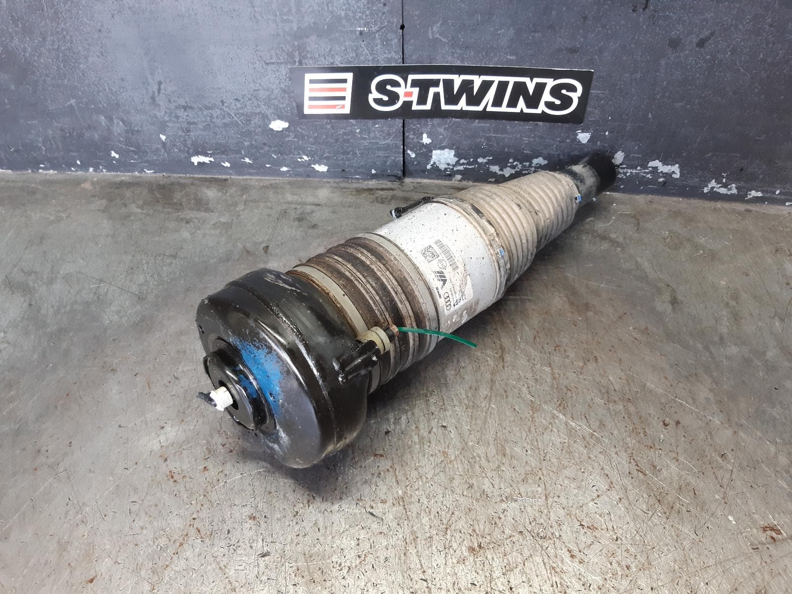 Used auto part listing image: 2020 AUDI Q7 RIGHT FRONT STRUT 4M, AIRBAG TYPE, 09/15- 0000285637