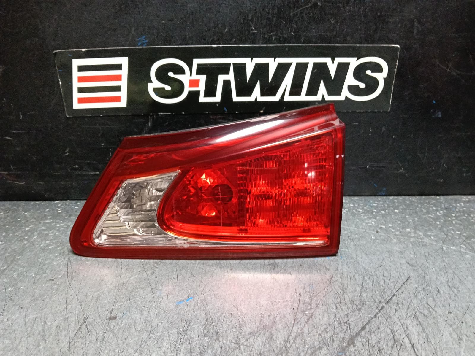 Used auto part listing image: 2011 LEXUS IS250/IS250C REAR GARNISH IS250/IS350, BOOTLID LAMP (RH SIDE), GSE20R/GSE21R, SEDAN, 10/10-06/13 0000377266