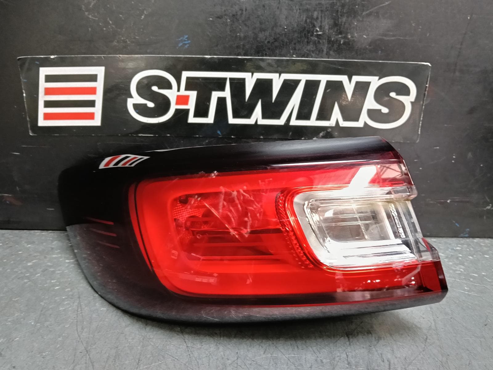 Used auto part listing image: 2017 RENAULT CLIO LEFT TAILLIGHT X98, LED TYPE, 08/16-10/19 0000385585