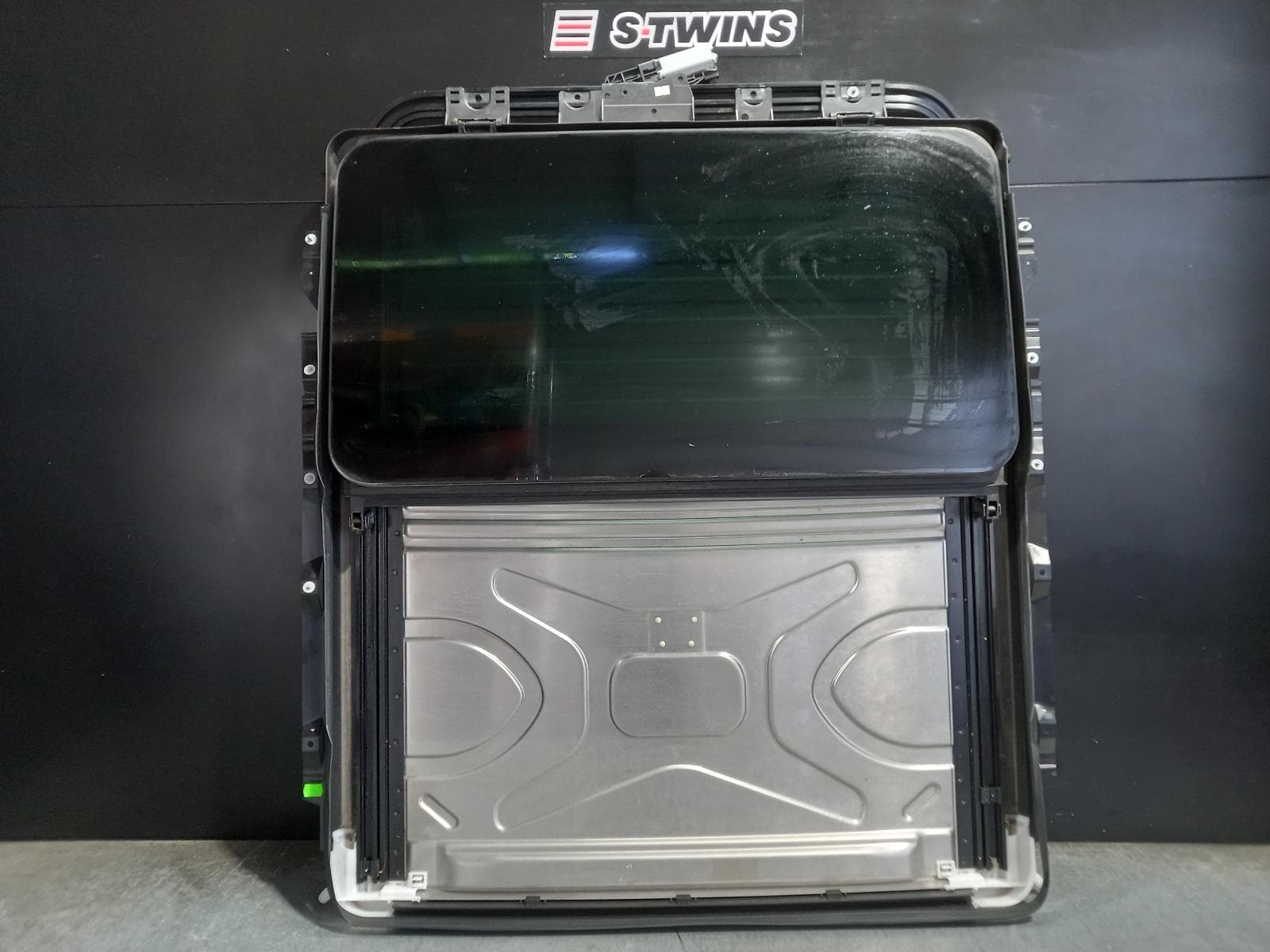 Used auto part listing image: 2011 BMW X6 ROOF GLASS SUNROOF T E71, 07/08-04/12 0000293368