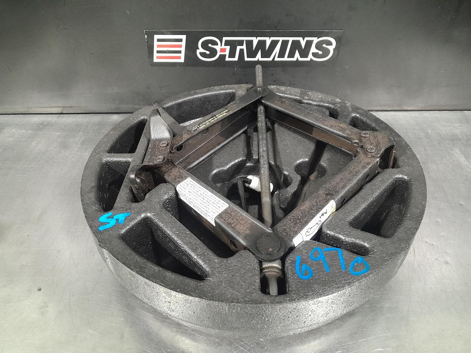 Used auto part listing image: 2011 BMW X6 JACK TOOL KIT E71, 07/08-04/12 0000293400