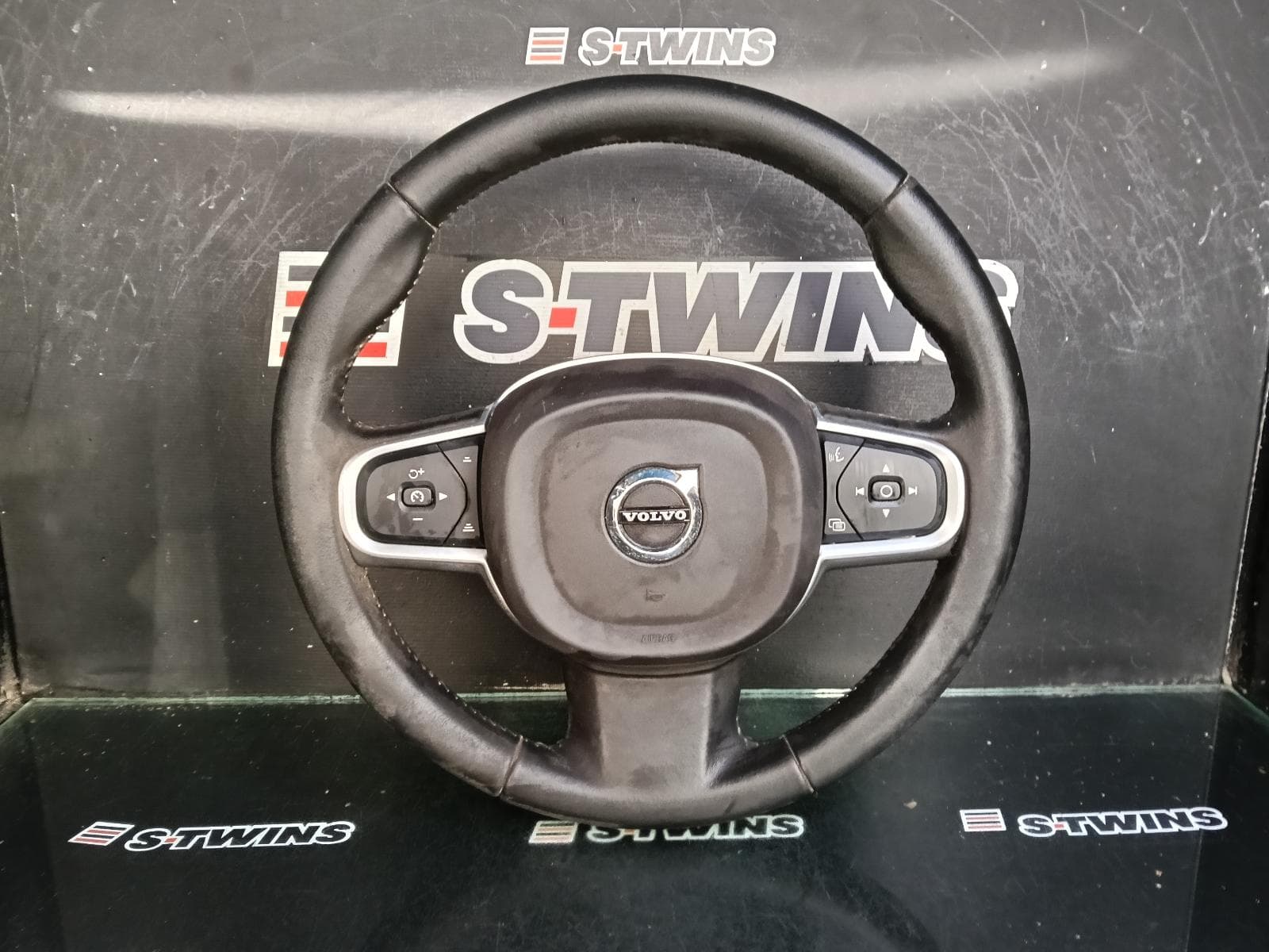 Used auto part listing image: 2018 VOLVO XC60 STEERING WHEEL GEN 2, LEATHER, STANDARD TYPE, 05/17-06/21 0000408095