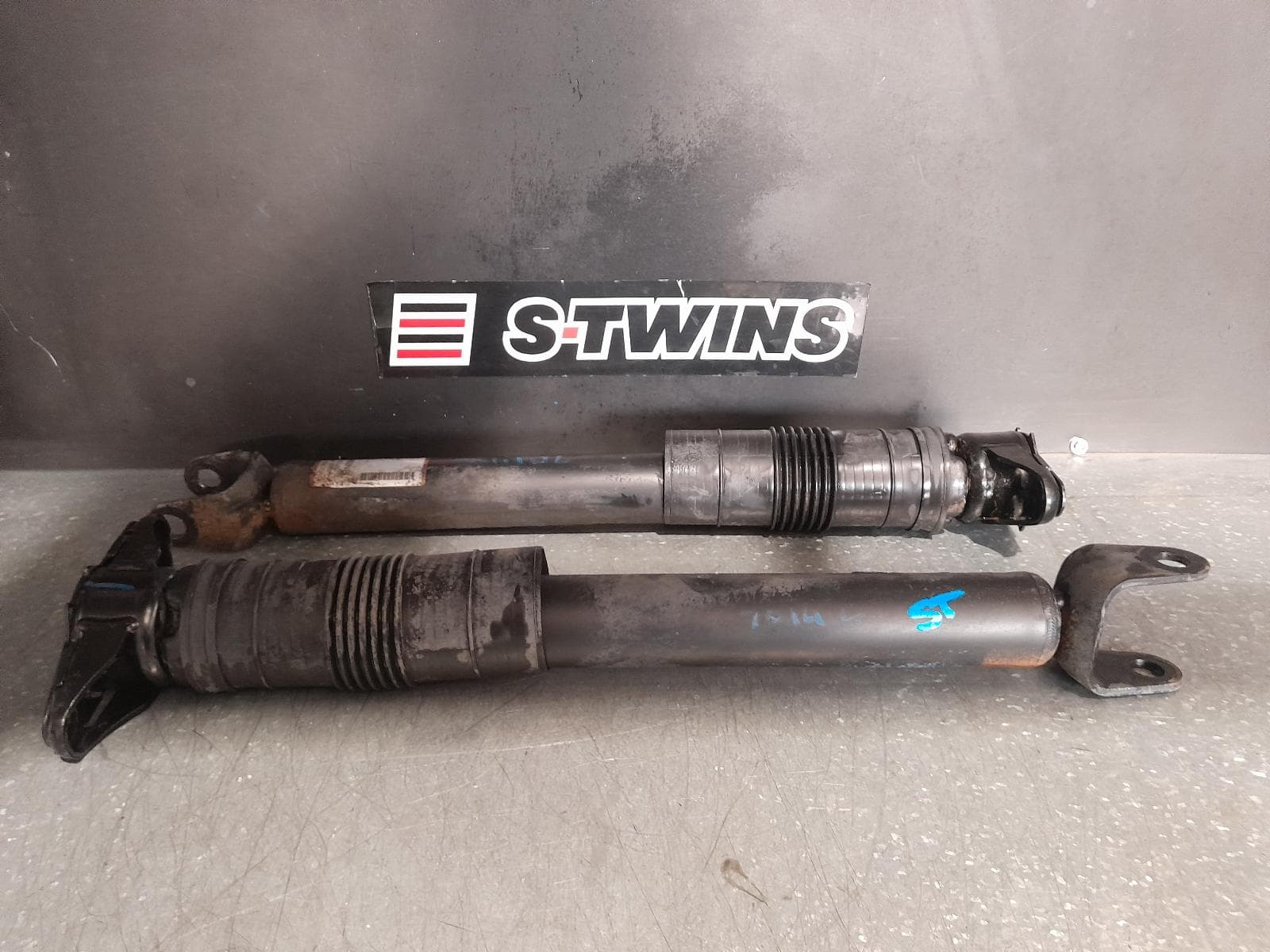 Used auto part listing image: 2012 JEEP GRANDCHEROKEE SHOCK ABSORBER WK, REAR (PAIR), NON ADJUSTABLE HEIGHT AIR SUSPENSION TYPE, 10/10-02/22 0000328180