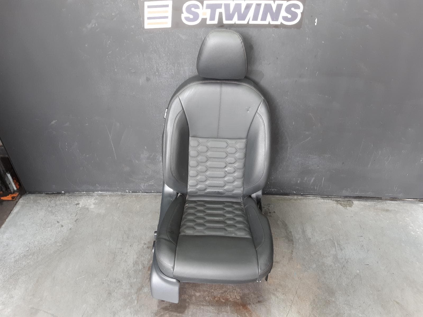 Used auto part listing image: 2022 NISSAN NAVARA FRONT SEAT NP300, RH FRONT, LEATHER, BLACK W/ BLACK STITCHING, 12/20- 0000255447