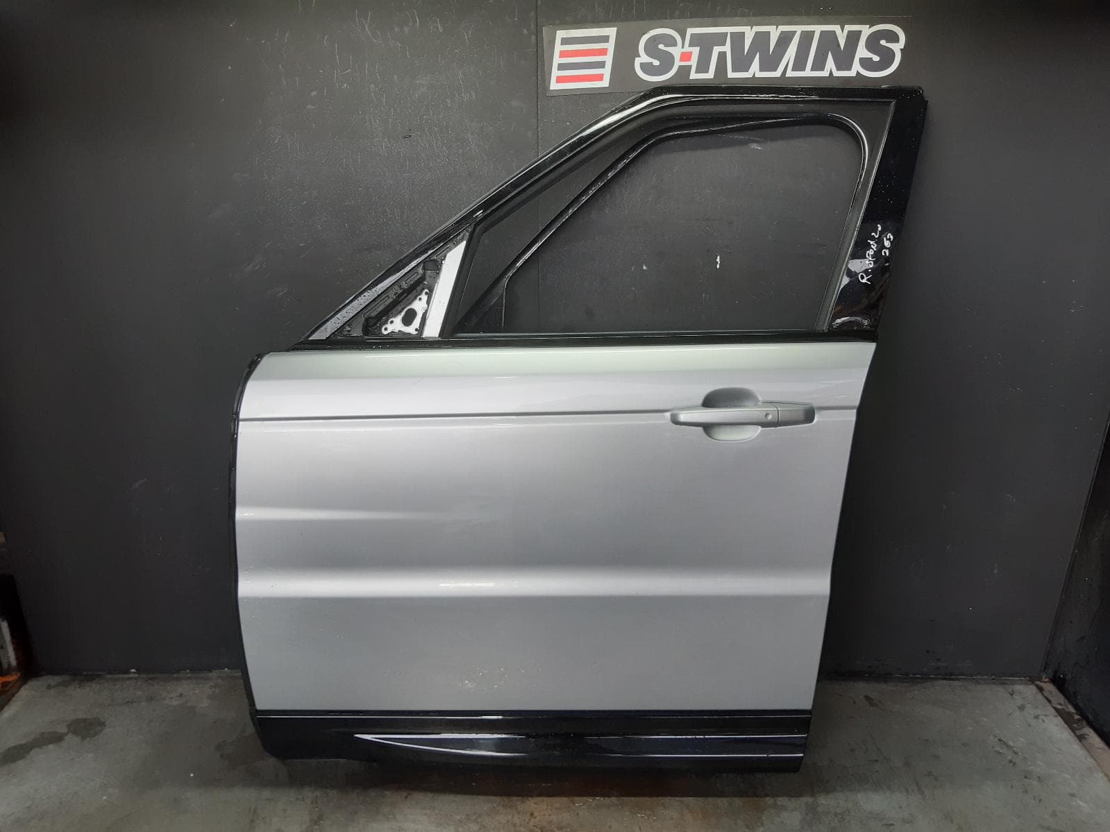 Used auto part listing image: 2018 LAND ROVER RANGEROVER SPORT LEFT FRONT DOOR L494, 06/13-04/22 0000256152