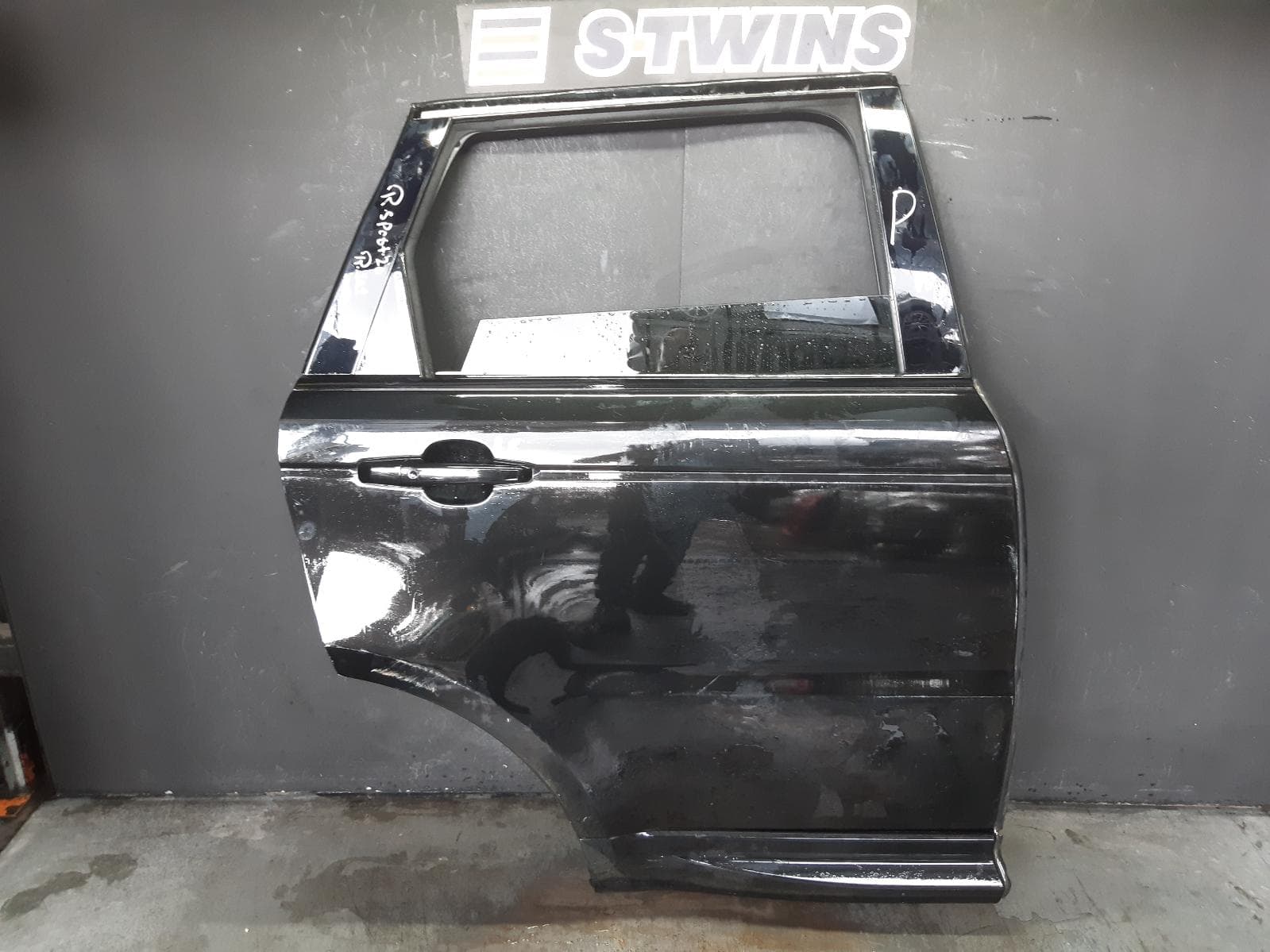 Used auto part listing image: 2018 LAND ROVER RANGEROVER SPORT RIGHT REAR DOOR SLIDING L494, 06/13-04/22 0000256166