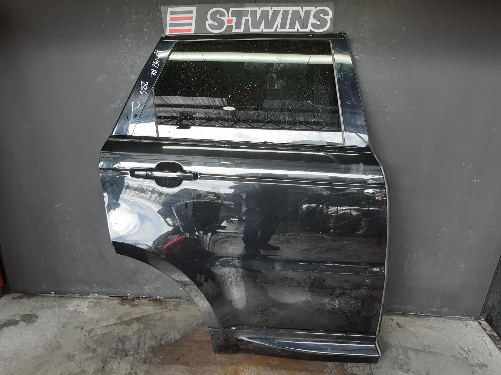 Used auto part listing image: 2019 LAND ROVER RANGEROVER SPORT RIGHT REAR DOOR SLIDING L494, 06/13-04/22 0000256187