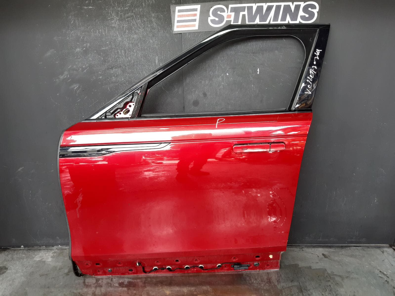 Used auto part listing image: 2020 LAND ROVER RANGEROVER VELAR LEFT FRONT DOOR L560, 05/17- 0000256224