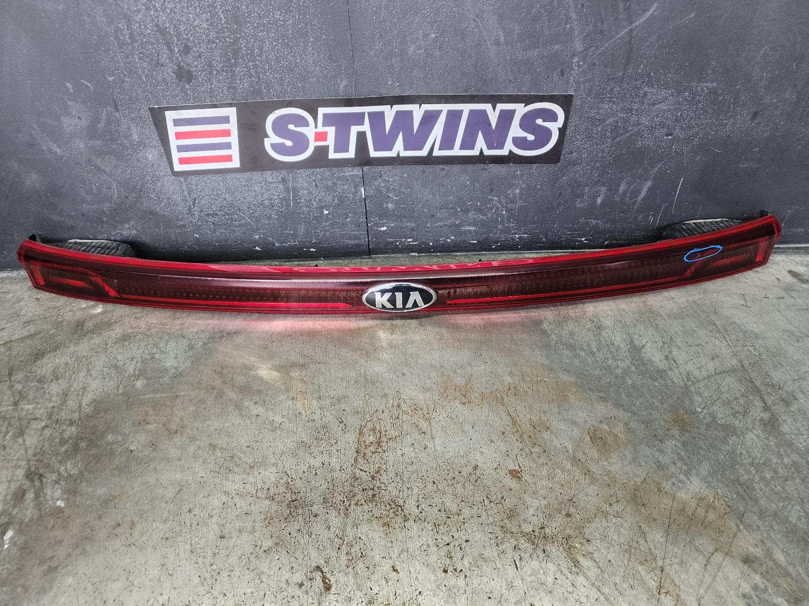 Used auto part listing image: 2022 KIA CARNIVAL/GRAND CARNIVAL REAR GARNISH TAILGATE LAMP (CENTRE), W/ LED, W/ 360 REVERSE CAMERA TYPE, KA4, 10/20-01/24 0000256592