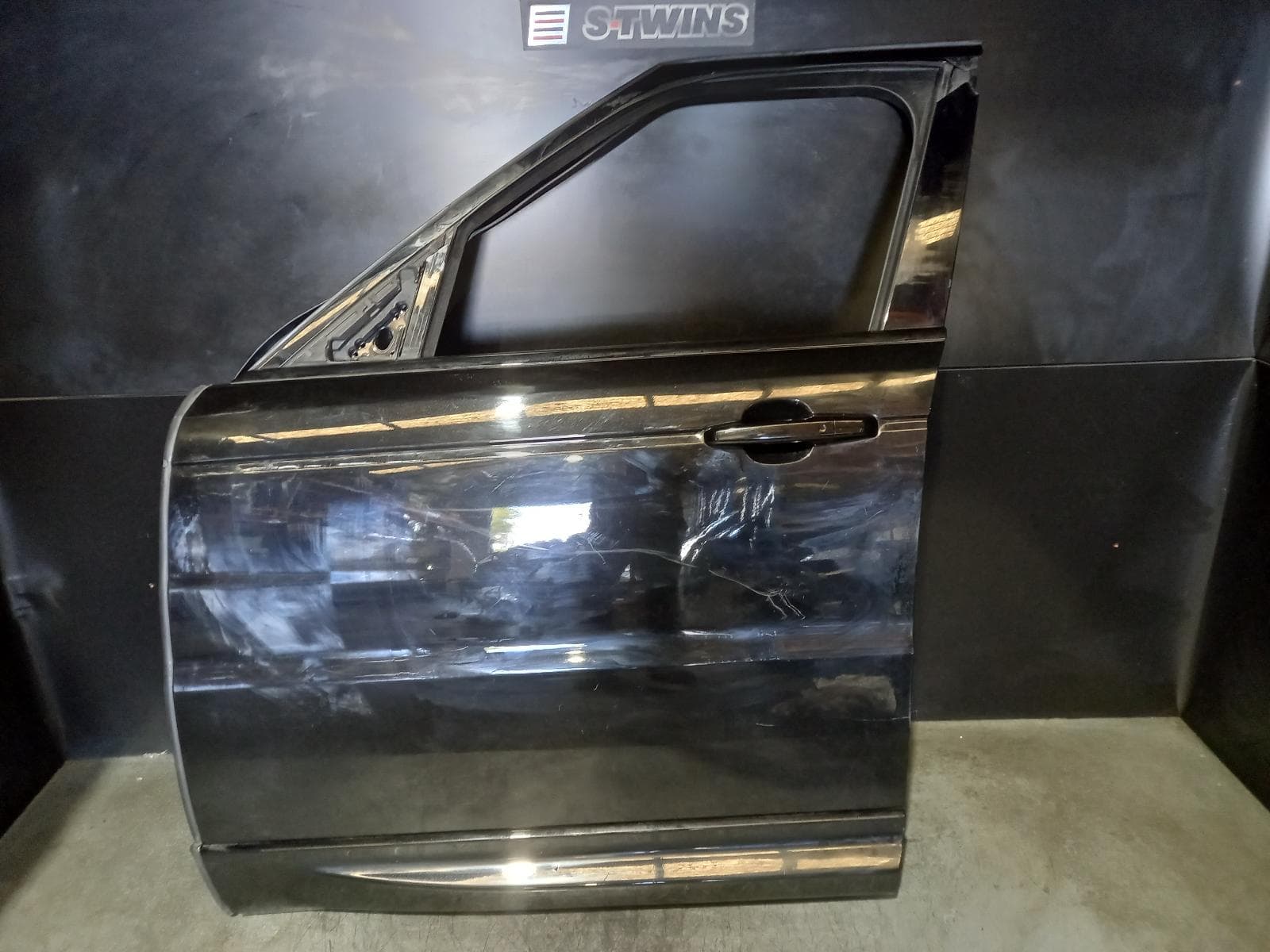Used auto part listing image: 2018 LAND ROVER RANGEROVER SPORT LEFT FRONT DOOR L494, 06/13-04/22 0000257914