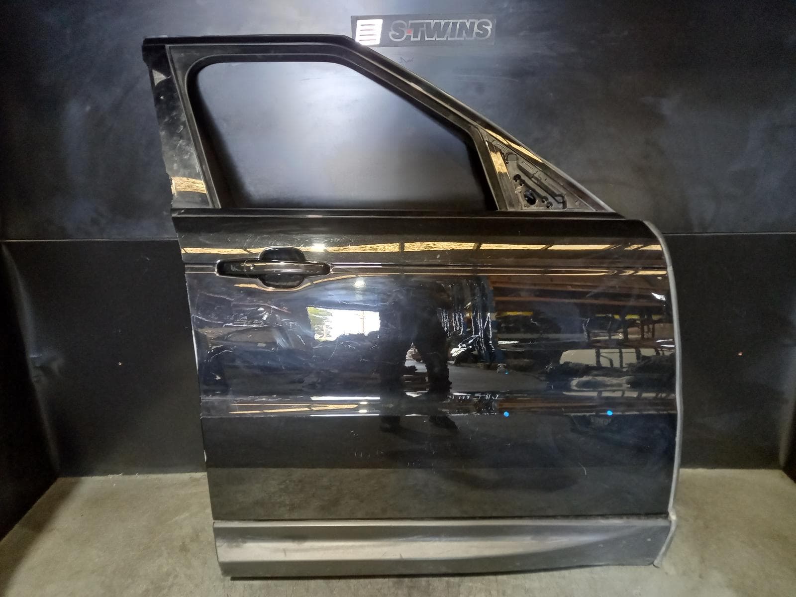 Used auto part listing image: 2018 LAND ROVER RANGEROVER SPORT RIGHT FRONT DOOR L494, 06/13-04/22 0000257915