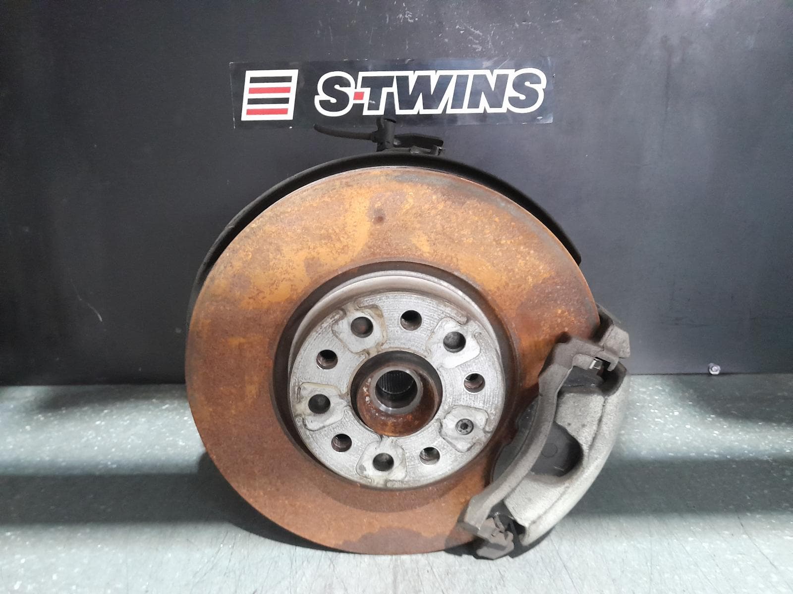 Used auto part listing image: 2022 VOLKSWAGEN PASSAT RIGHT FRONT HUB ASSEMBLY B8/MK7, 2WD, 06/15- 0000343753