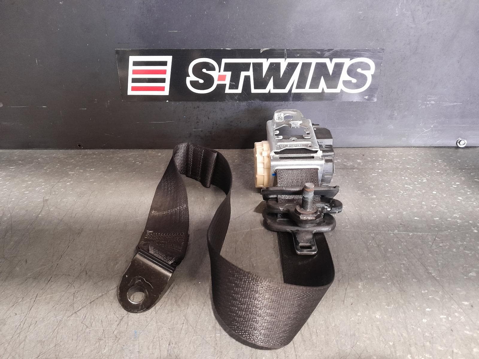 Used auto part listing image: 2022 JEEP WRANGLER SEAT BELT STALK LH REAR, SEAT BELT ONLY, 4DR TYPE, JL, 08/18- 0000340696