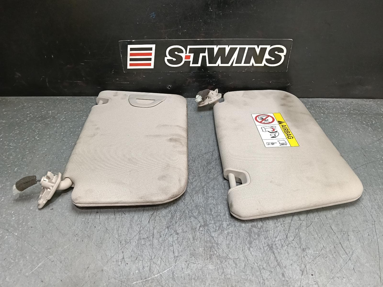 Used auto part listing image: 2022 RENAULT KALEOS SUNVISOR XZG, PAIR, 05/16- 0000385568