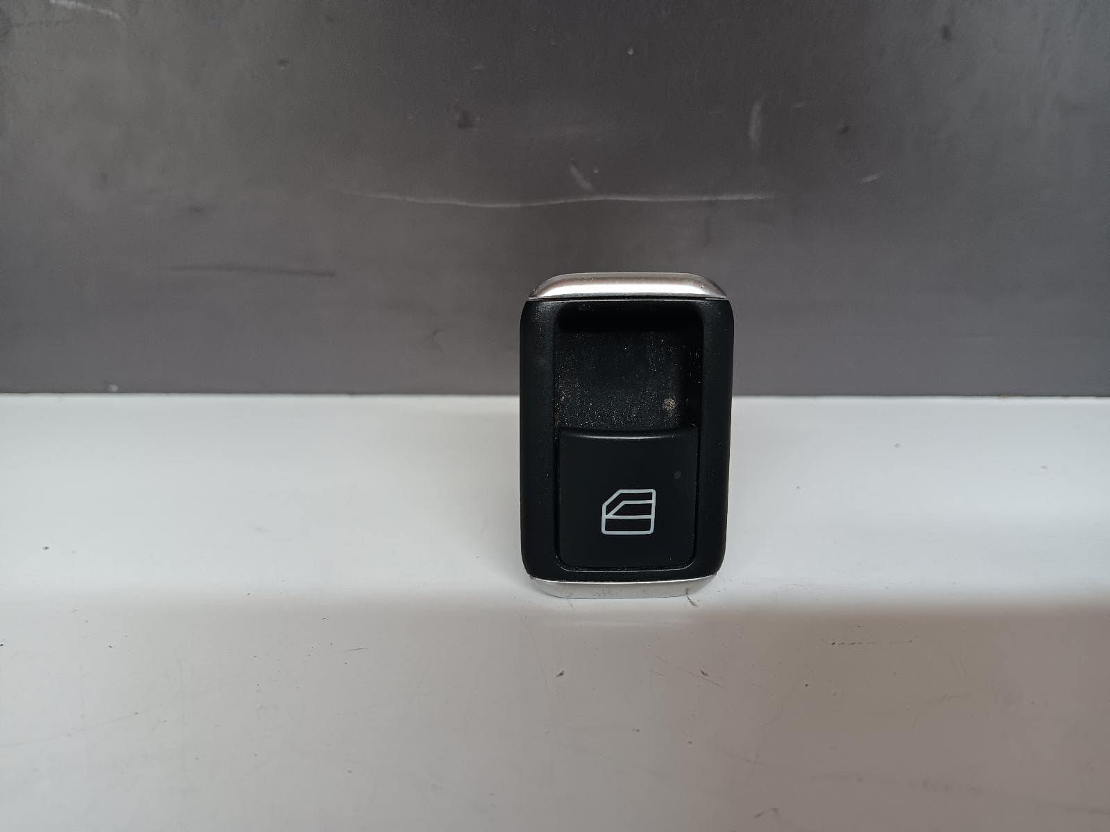 Used auto part listing image: 2012 MERCEDES M CLASS PWR DR WIND SWITCH LH FRONT/LH REAR/RH REAR, W166, 03/12-01/16 0000260564