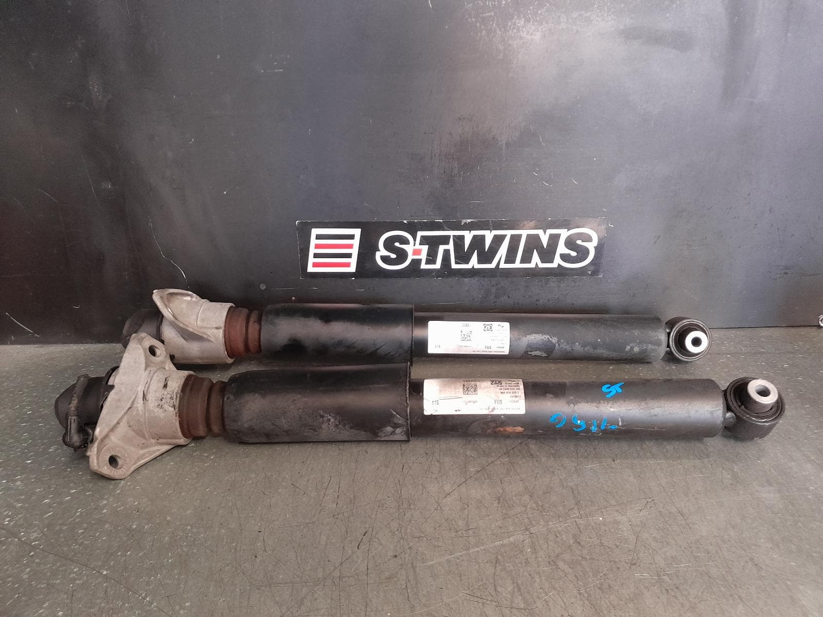 Used auto part listing image: 2018 AUDI Q5 SHOCK ABSORBER FY, REAR, NON ELECTRONIC TYPE, PAIR, 02/17-02/25 0000346317