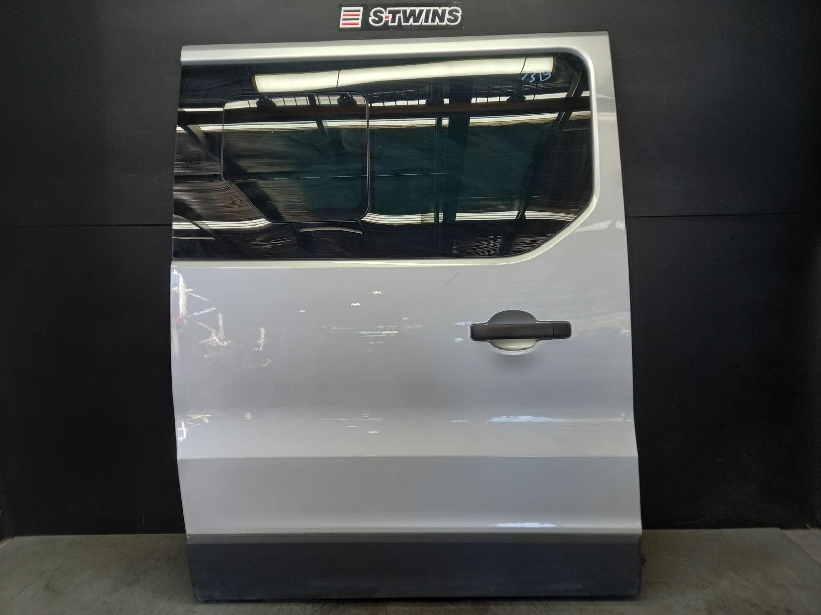 Used auto part listing image: 2021 RENAULT TRAFIC RIGHT REAR DOOR SLIDING X82, SLIDING DOOR, W/ WINDOW GLASS TYPE, 01/15- 0000344606