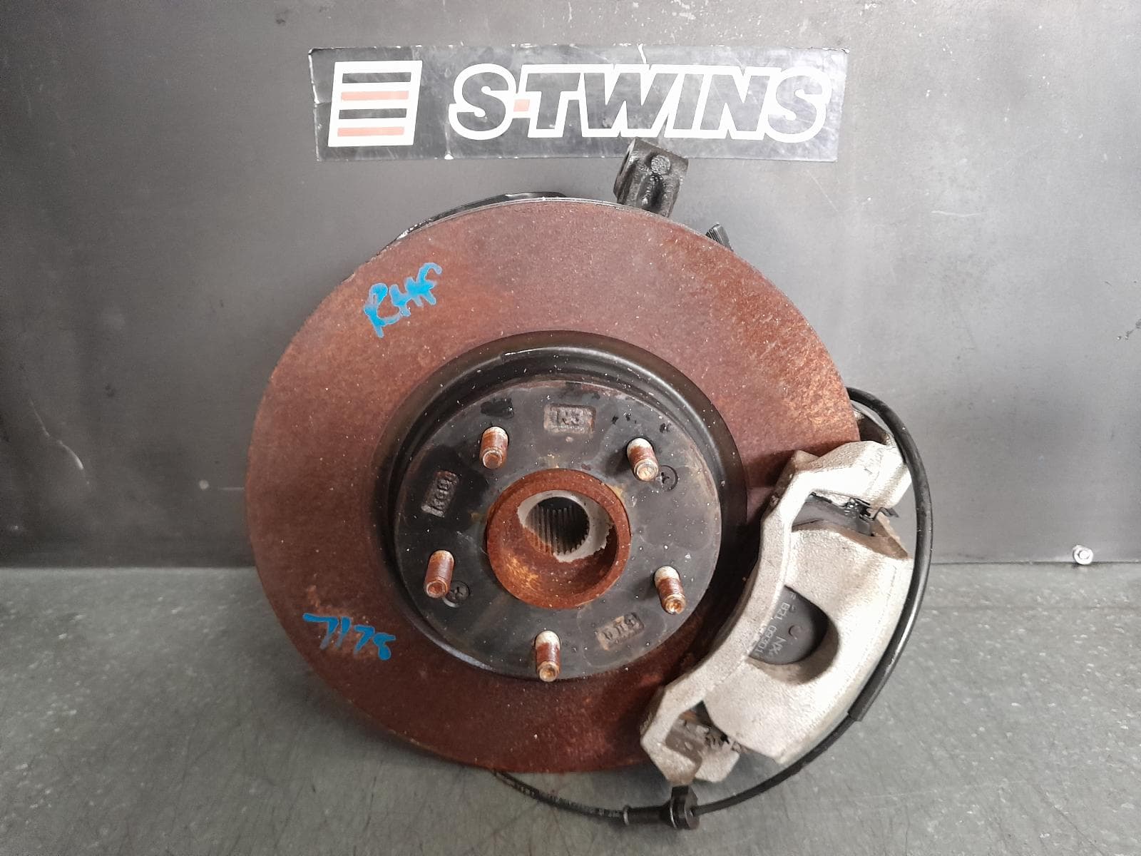 Used auto part listing image: 2022 HYUNDAI TUCSON RIGHT FRONT HUB ASSEMBLY NX4, 2WD, 02/21- 0000334542