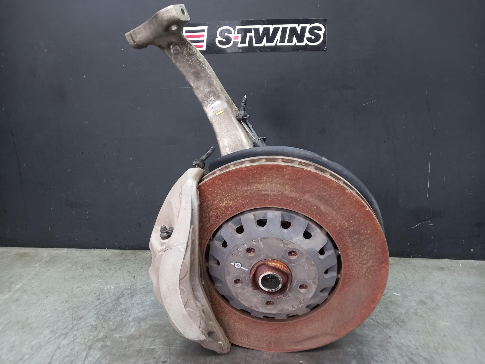 Used auto part listing image: 2021 AUDI Q7 RIGHT FRONT HUB ASSEMBLY 4M, 07/15- 0000394635
