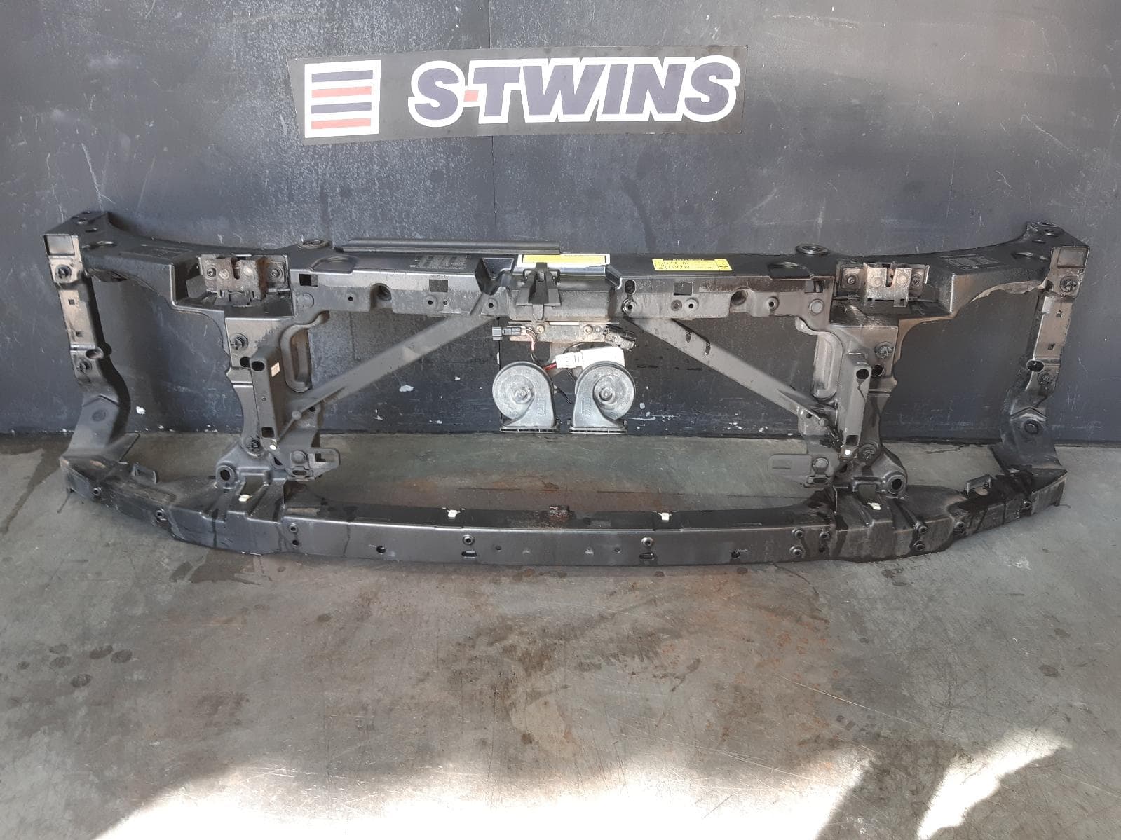 Used auto part listing image: 2010 LAND ROVER DISCOVERY RADIATOR SUPPORT L319, 10/09-12/16 0000262349
