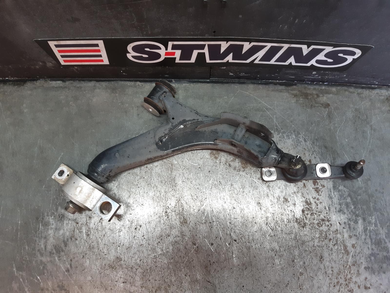 Used auto part listing image: 2014 LEXUS IS SERIES RIGHT FRONT LOWER CONTROL ARM XE30, 04/13-09/16 0000263182