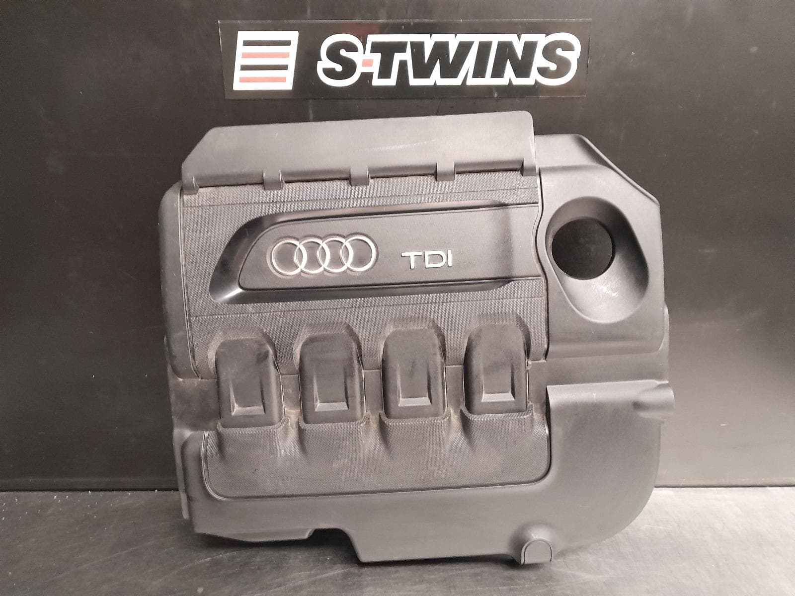 Used auto part listing image: 2017 AUDI Q2 ENGINE COVER GA, 10/16- 0000262413