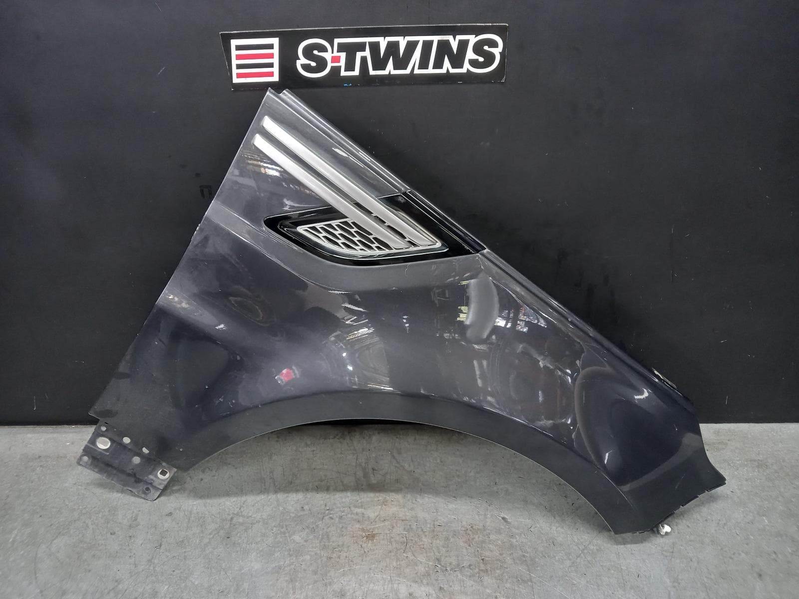 Used auto part listing image: 2016 LAND ROVER RANGEROVER SPORT RIGHT GUARD L494, NON SVR, 06/13-12/17 0000376078