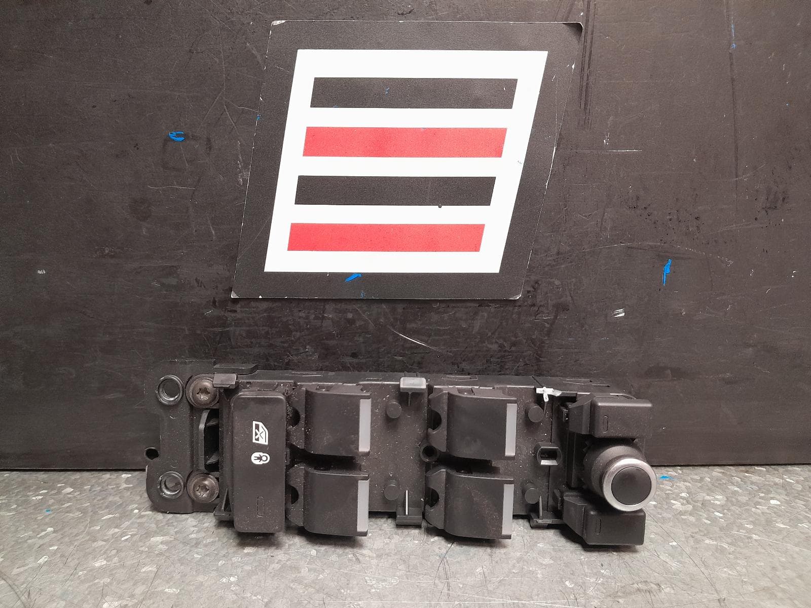 Used auto part listing image: 2016 LAND ROVER RANGEROVER SPORT PWR DR WIND SWITCH RH FRONT (MASTER SWITCH), L494, 06/13-04/22 0000376079