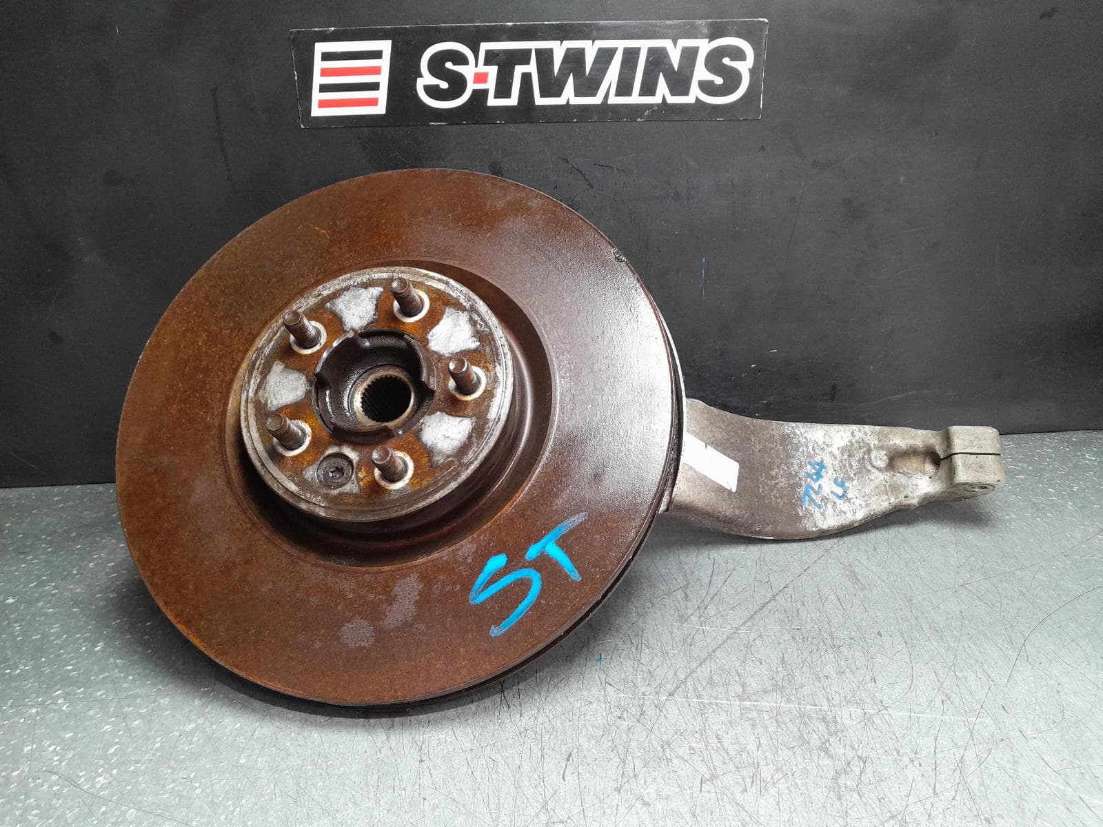Used auto part listing image: 2016 LAND ROVER RANGEROVER SPORT LEFT FRONT HUB ASSEMBLY L494, 12/13-04/22 0000376084