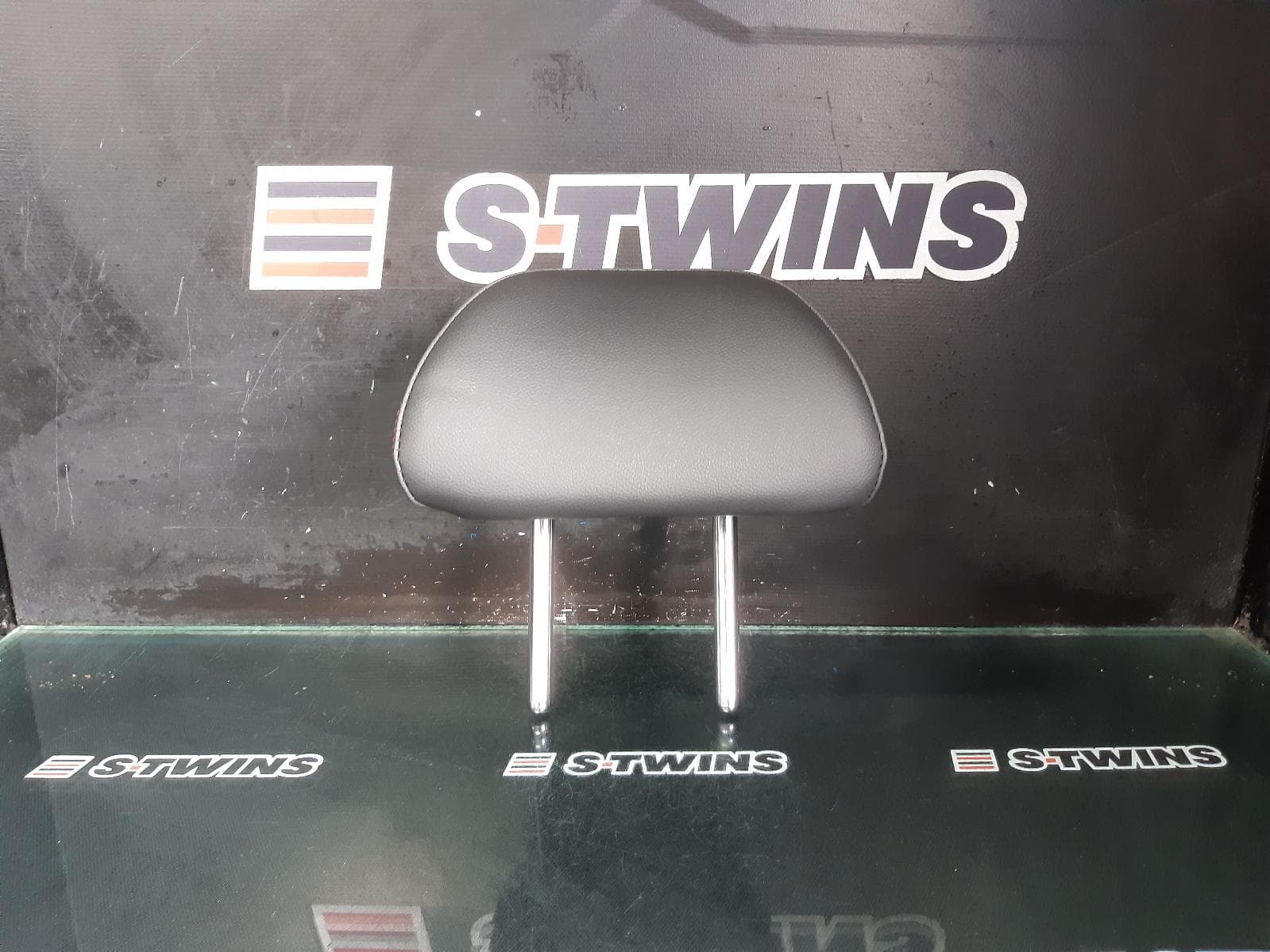 Used auto part listing image: 2018 HYUNDAI I30 HEADREST CENTRE REAR 2ND ROW, LEATHER, BLACK (RED STITCHING), PD, 03/17- 0000264219