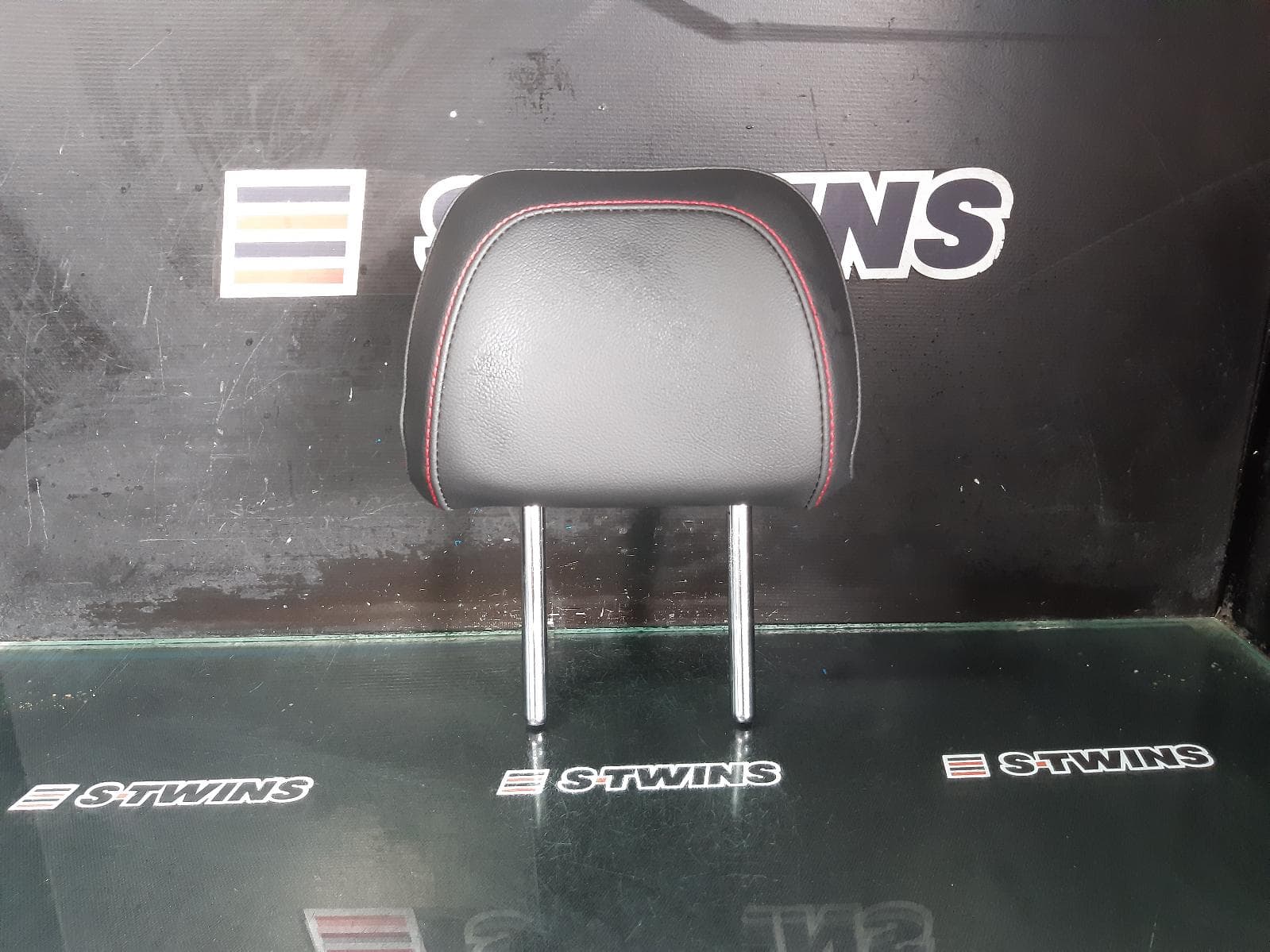 Used auto part listing image: 2018 HYUNDAI I30 HEADREST RH REAR, LEATHER, BLACK (RED STITCHING), PD, 03/17- 0000264223