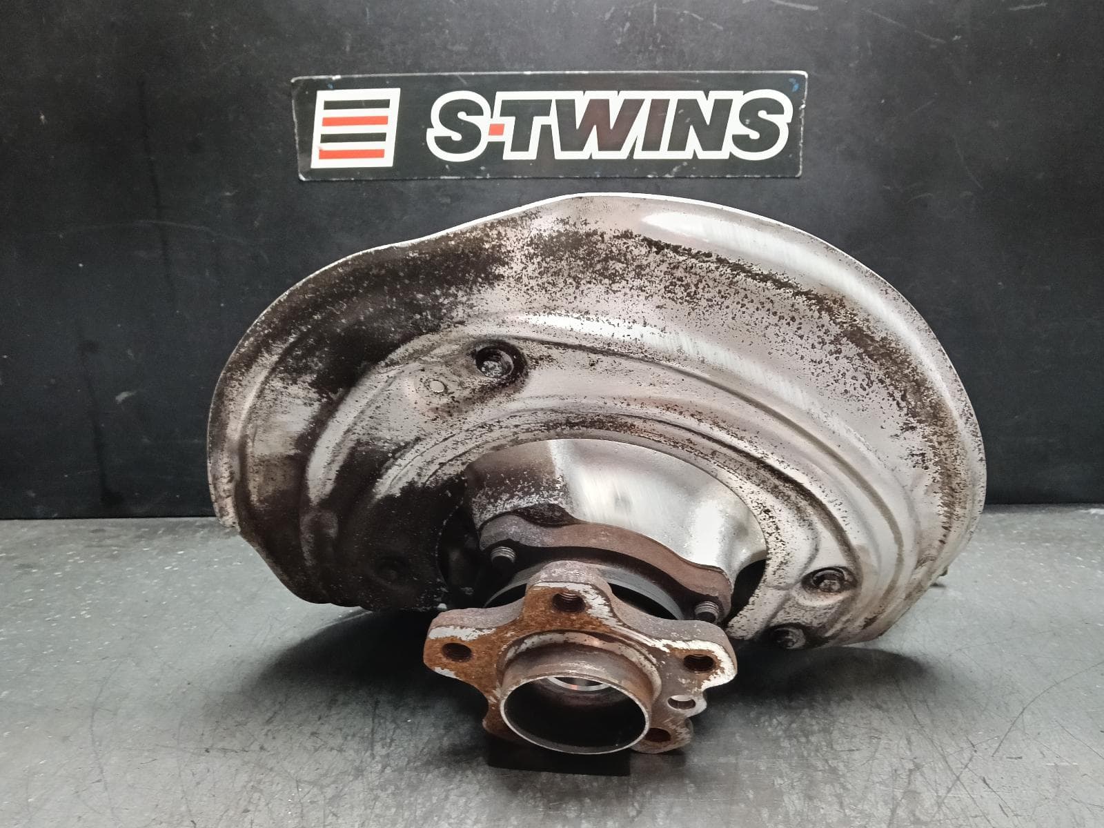 Used auto part listing image: 2021 BMW 4 SERIES LEFT FRONT HUB ASSEMBLY G22/G23, AWD, 06/20- 0000410178